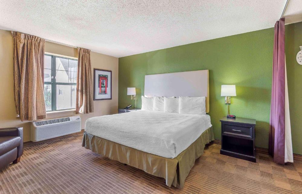 Queen studio with 1 Queen Bed - Disability Access/Non-Smoking interior